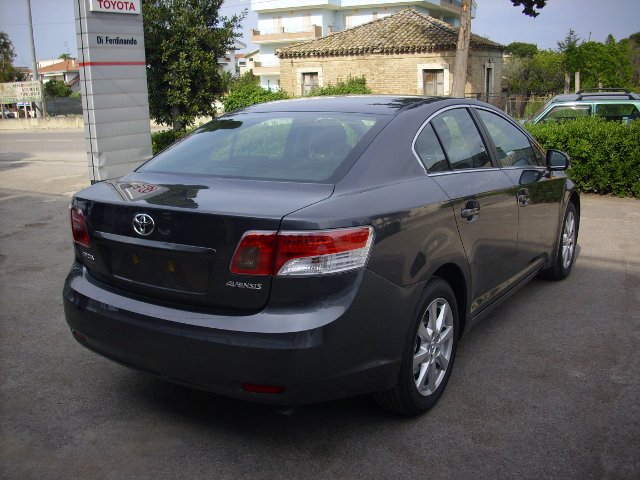 AVENSIS2.JPG