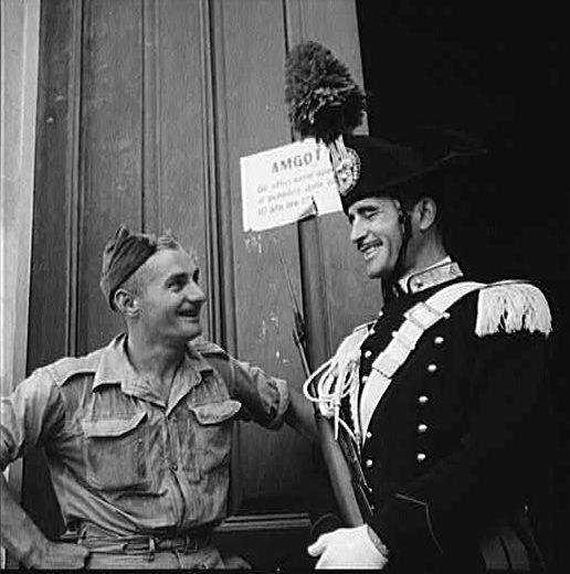 Sicilia, agosto 1943, soldato canadese e carabiniere