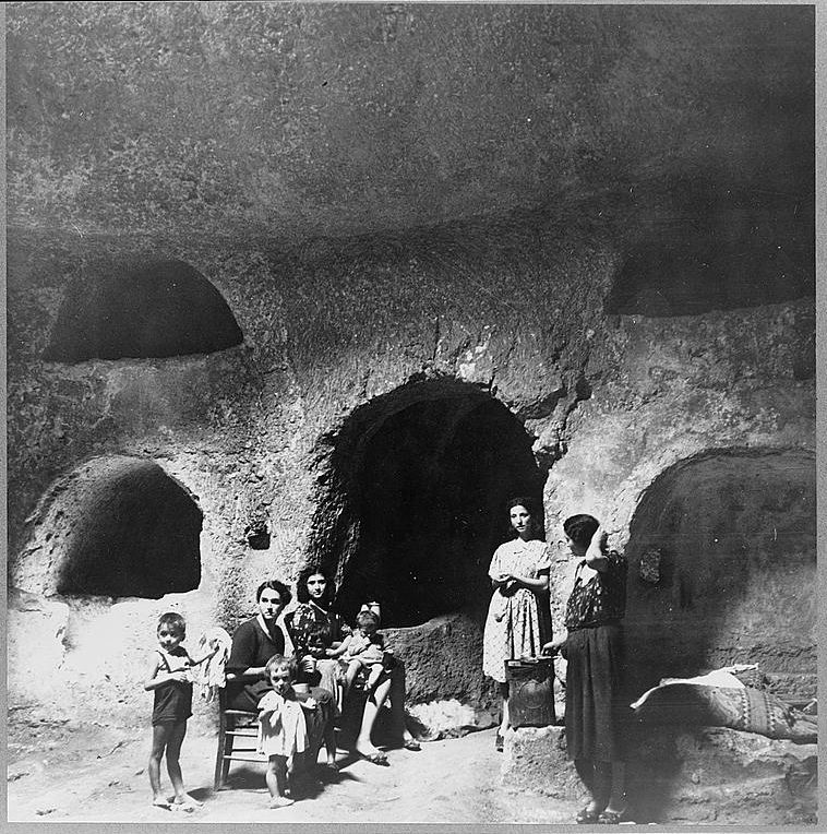 Autunno 1943, donne e bambini all’ingresso di case-grotte in Sicilia