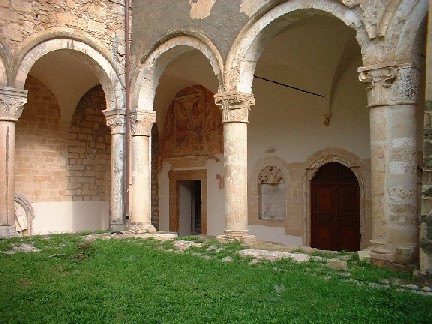Chiostro orientale: colonnato e raffigurazione di S. Michele