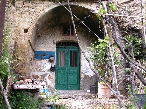 Castronuovo S. Andrea: cantina-grotta con cortile.
