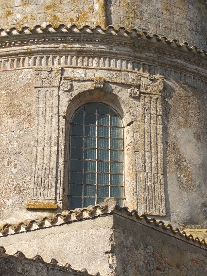 Montescaglioso, cupola chiesa Abbazia: finestra.