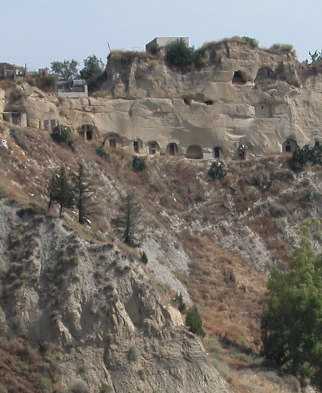 Aliano: grotte nel centro storico.