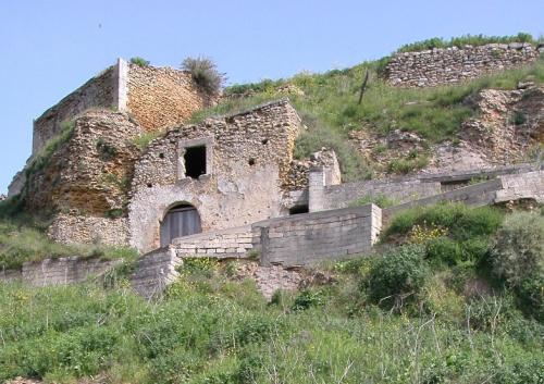 Cantine e mura medievali a Torre Vetere