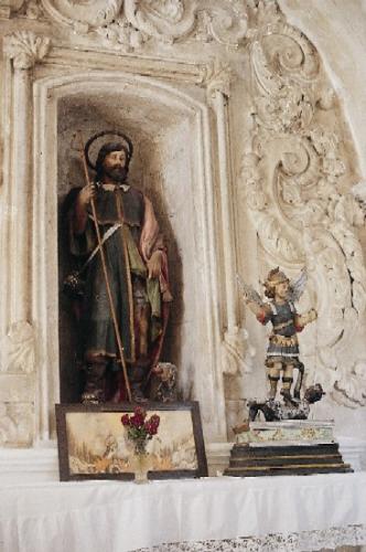 Altare e stucchi