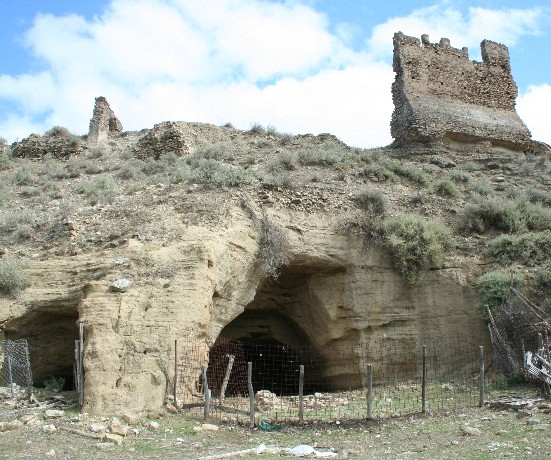 Ferrandina: ovili in grotta nel castello di Ugggiano. 
