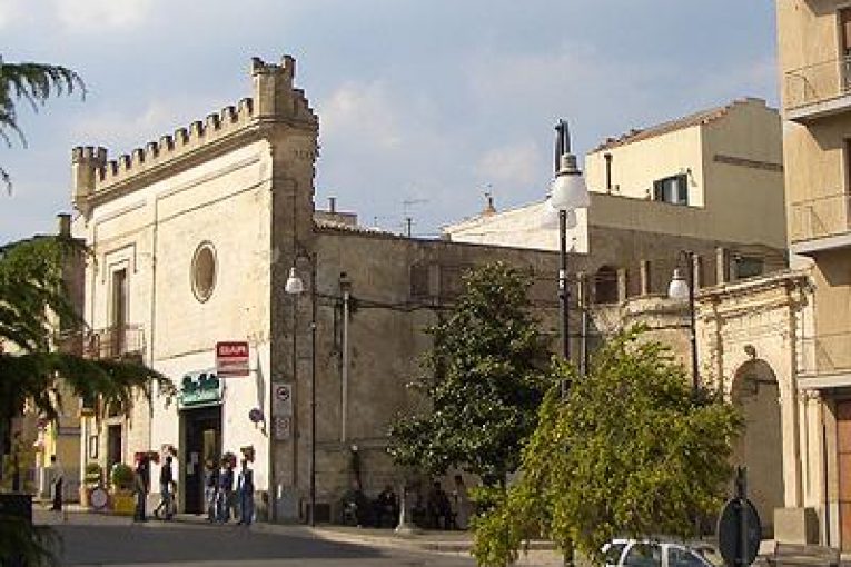 Castello di Monte: bella scoperta nel cortile.