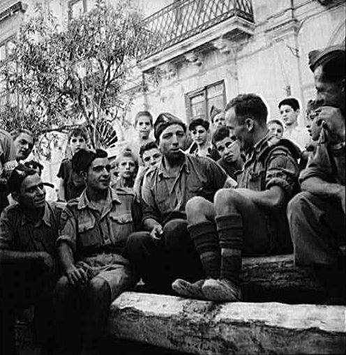 Prigionieri italiani, a sinistra, fraternizzano con gli angloamericani 
dopo la liberazione della Sicilia (8 agosto 1943)