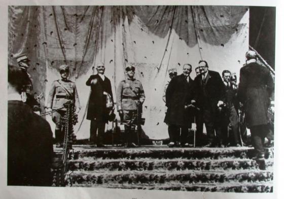 1926, il sottosegretario Francesco D'Alessio, a destra con gli occhiali, durante la visita del re a Matera