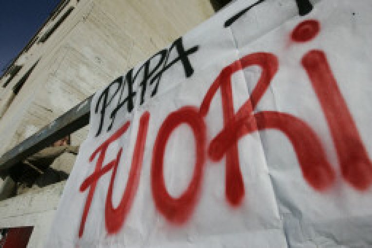 NON HABEMUS PAPA, BENEDETTO SE NE RIMANE IN VATICANO