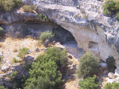 Grotta delle Pianelle lungo la Gravina