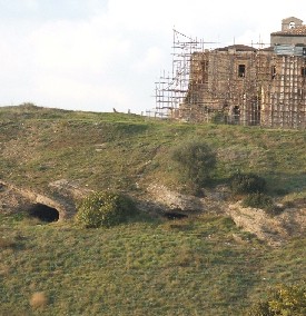 Altojanni: grotte presso il Santuaro di S. Antuono. 