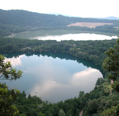 Monticchio: i due laghi nel cratere del vulcano