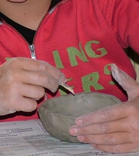 Lavorazione ceramica neolitica in aula.