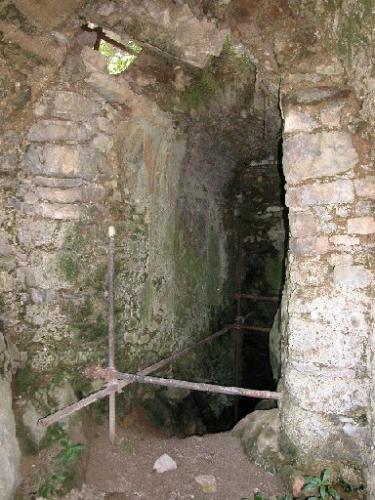 Monte Raparo: ingresso grotta.