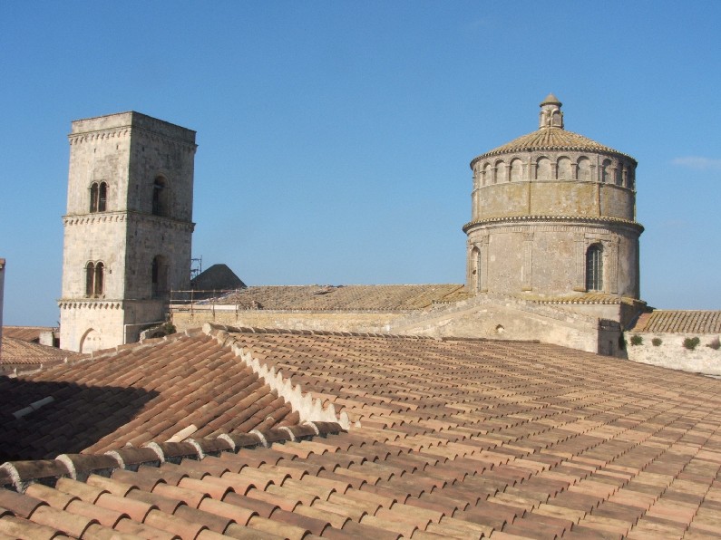 Montescaglioso: campanile e cupola della chiesa abbaziale.