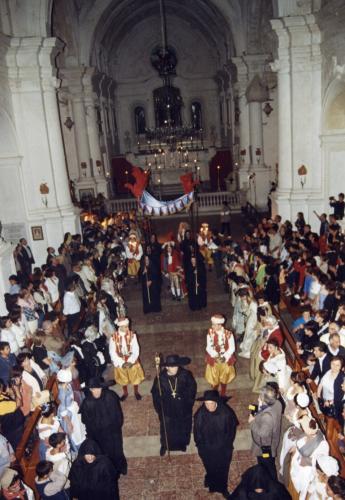 Il corteo reale nella chiesa di S. Angelo.