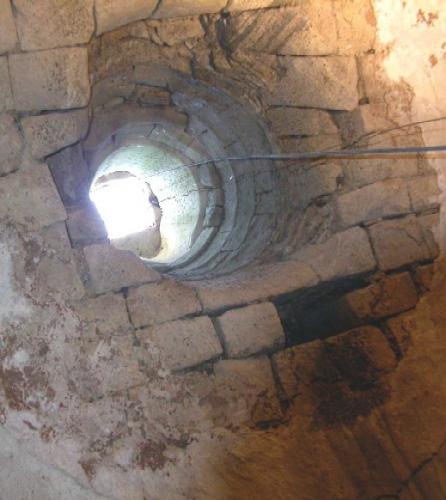 Cisterna chiostro orientale: vera monolitica dall'interno.