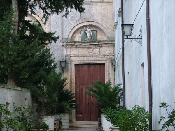 Montescaglioso, Abbazia: ingresso della chiesa.