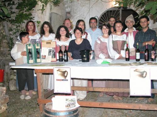 Presentazione dei vini in costume tradizionale.