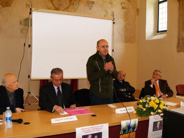 don Marcello illustra il suo libro