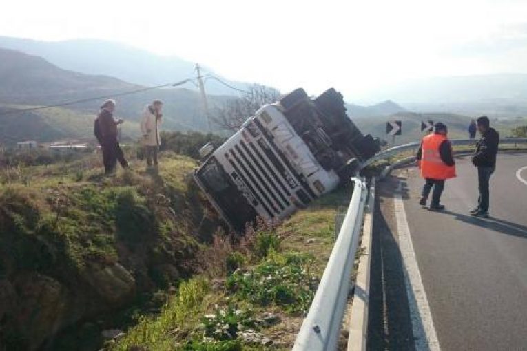 Montescaglioso: si ribalta un tir, nessun ferito