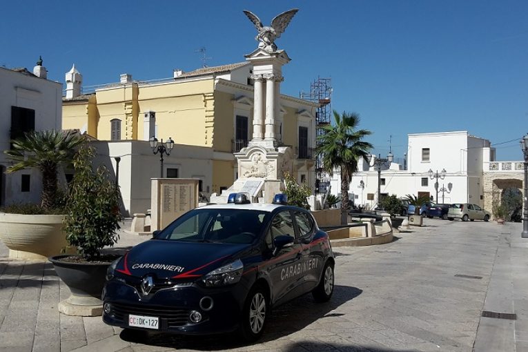 Montescaglioso, le vende cocaina e la intrappola in casa: salvata da una mail inviata ai cc