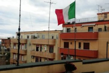 Flash mob alle finestre da Nord a Sud Musica sui balconi, artisti coinvolti e applausi ai medici impegnati in corsia