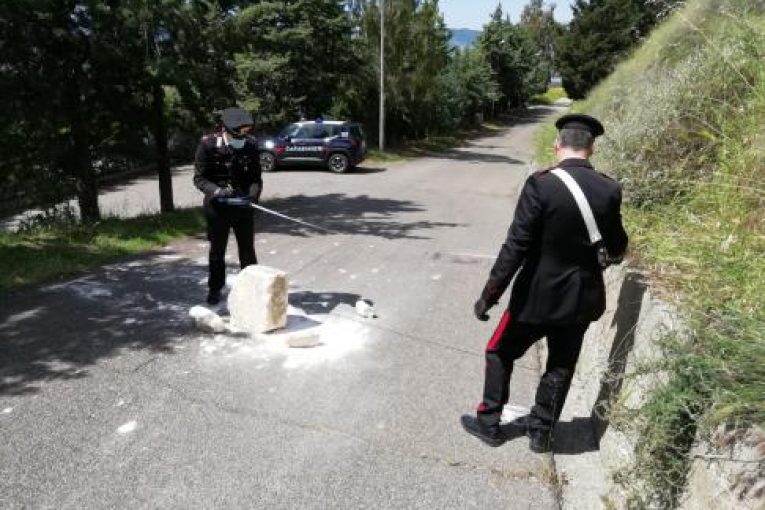 Montescaglioso, «festeggiano» la Fase 2 con un incendio e lanciando un masso da una scarpata: 7 giovanissimi denunciati