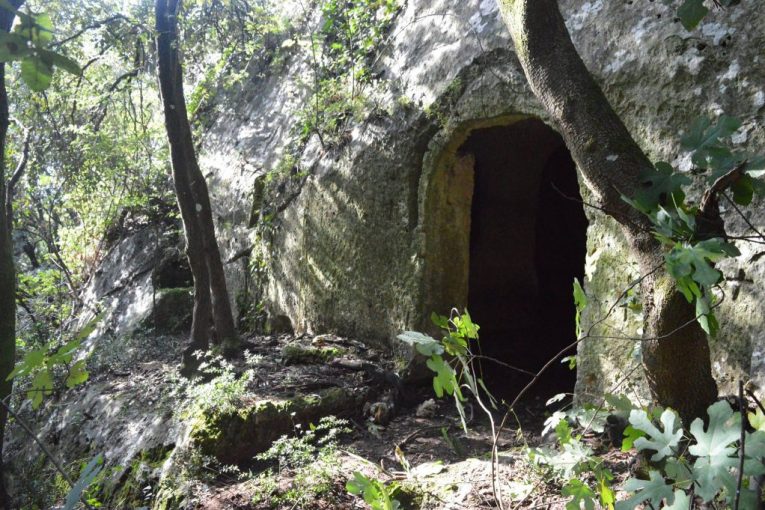 La chiesa rupestre inedita di Murgia S. Andrea a Montescaglioso.
