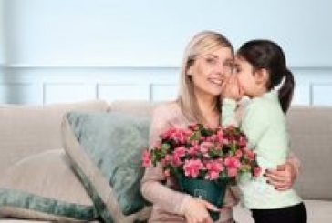 Domenica 8 maggio, Festa della mamma, torna nelle piazze l’Azalea della Ricerca della Fondazione AIRC